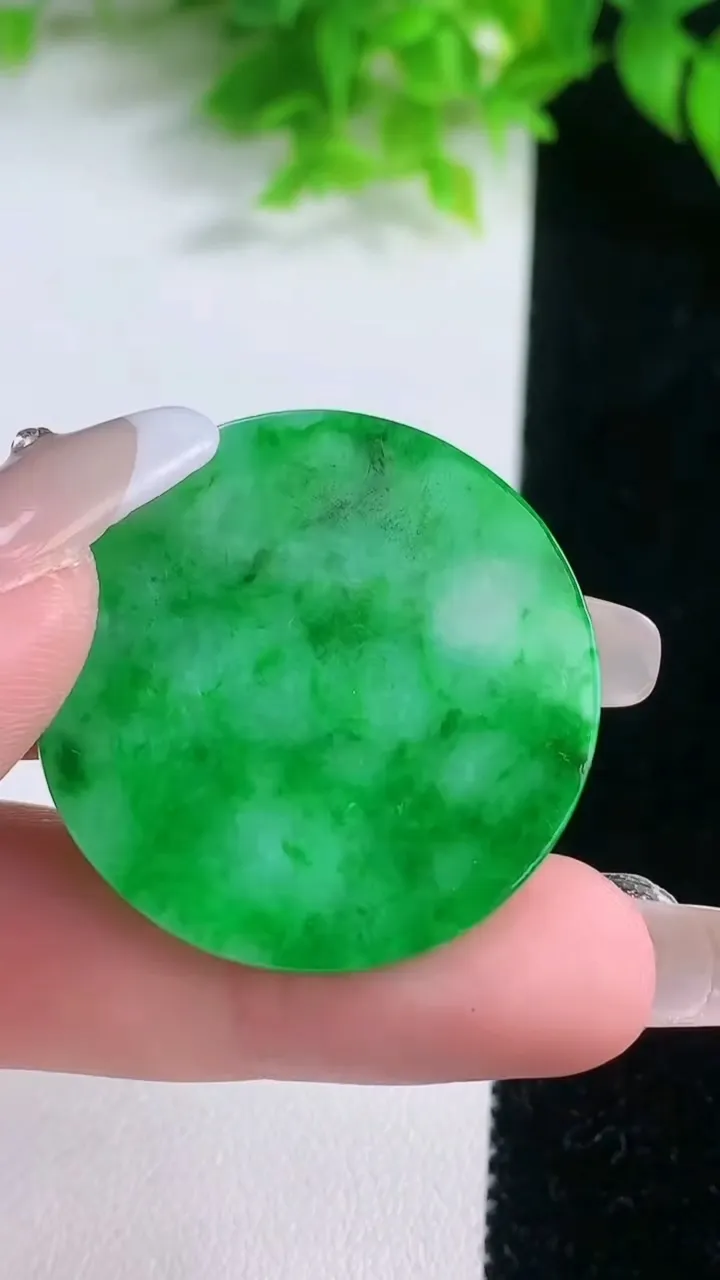 天然A货翡翠无事牌镶嵌件，尺寸33.8-2.3，重量:8.10g
1月19日