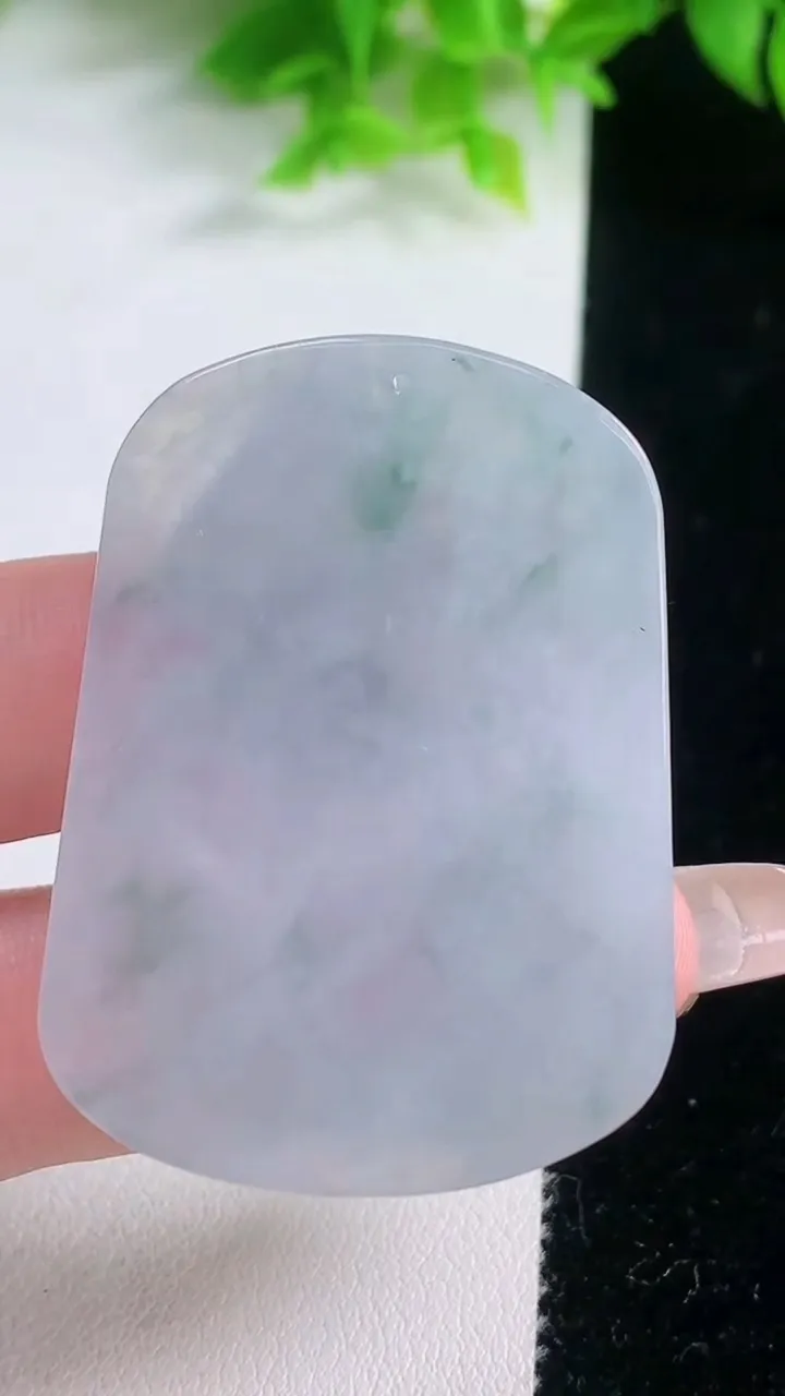 天然A货翡翠冰种飘花生肖马吊坠，尺寸46.3-33-6.4，重量:20.96g
1月19日