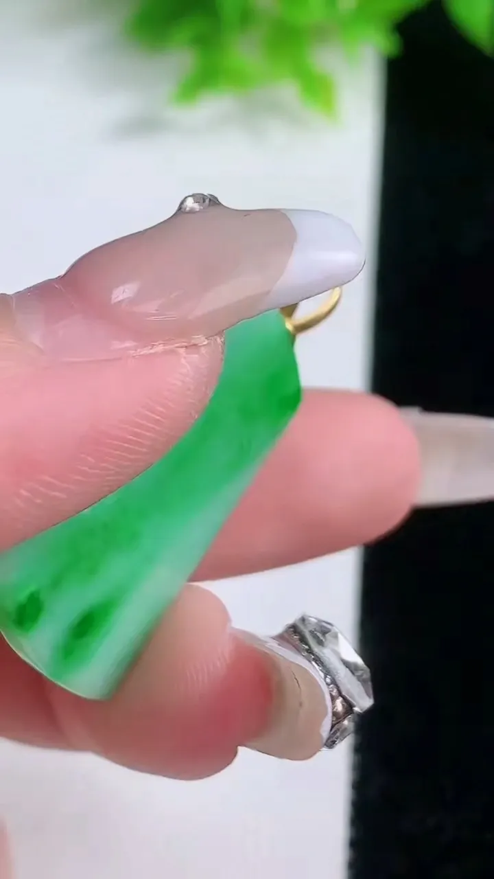 天然A货翡翠无事牌吊坠，尺寸29.8-21.3-2.6，重量:5.12g
1月19日