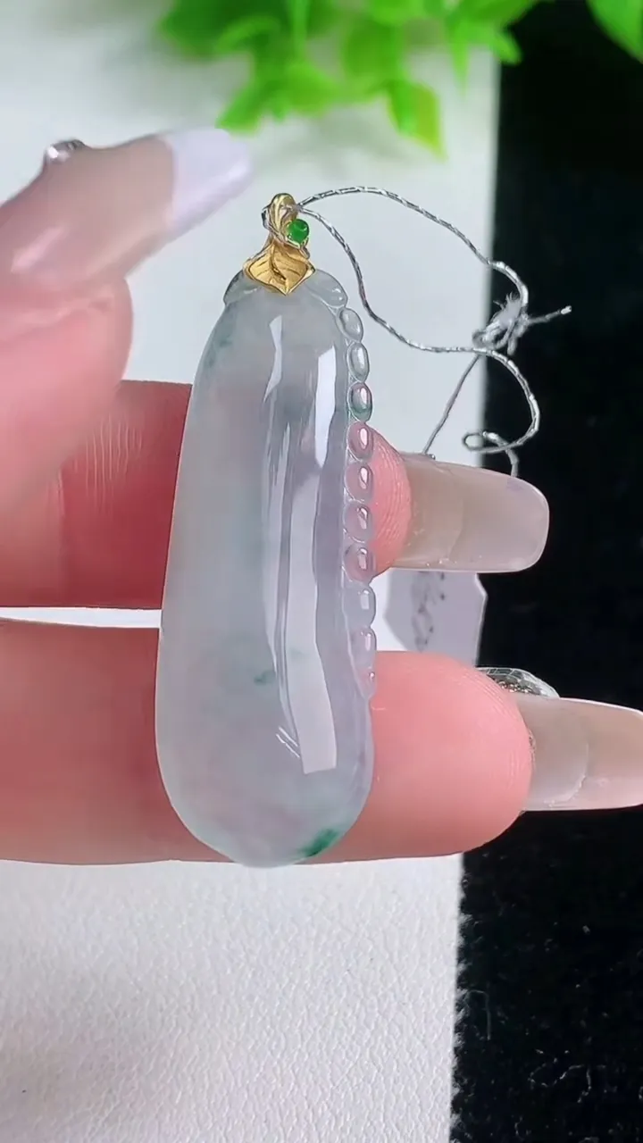 天然A货翡翠种飘花福瓜吊坠，尺寸39-14-5.5，重量:5.68g
1月19日