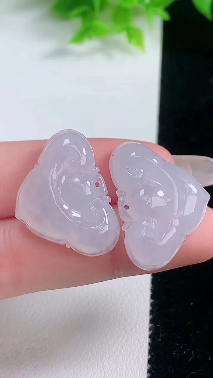 天然A货翡翠如意头吊坠一对，尺寸19.4-26.6-6.2，重量:9.65g
1月19日