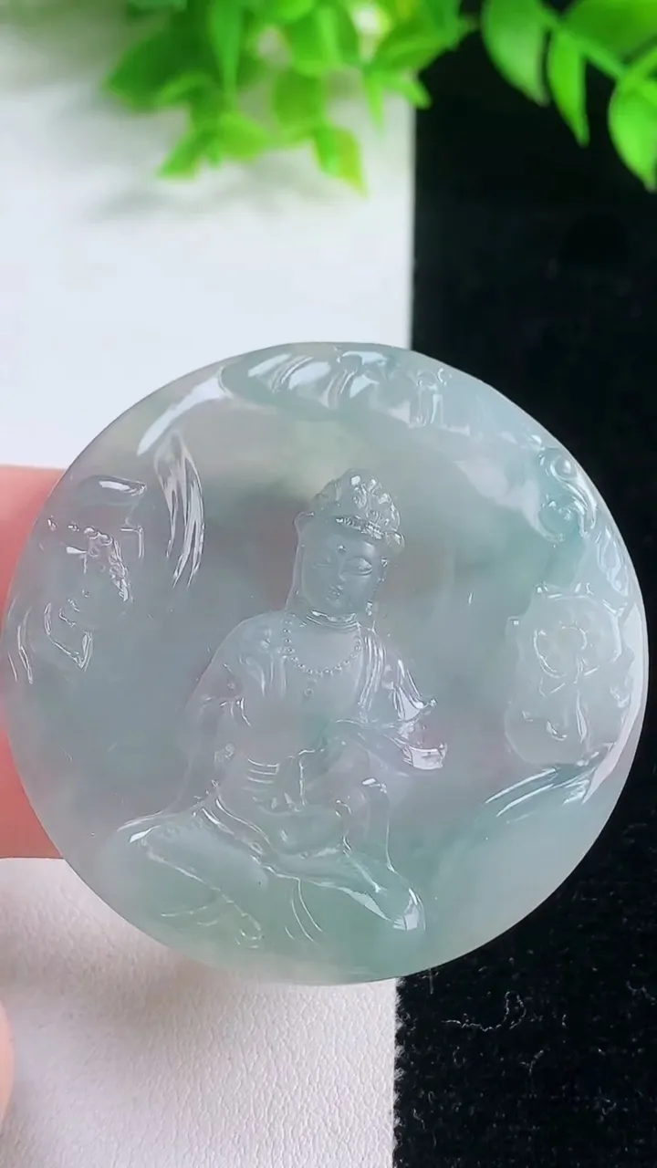 天然A货翡翠观音菩萨吊坠，尺寸48.3-4.7，重量:25.43g
1月19日