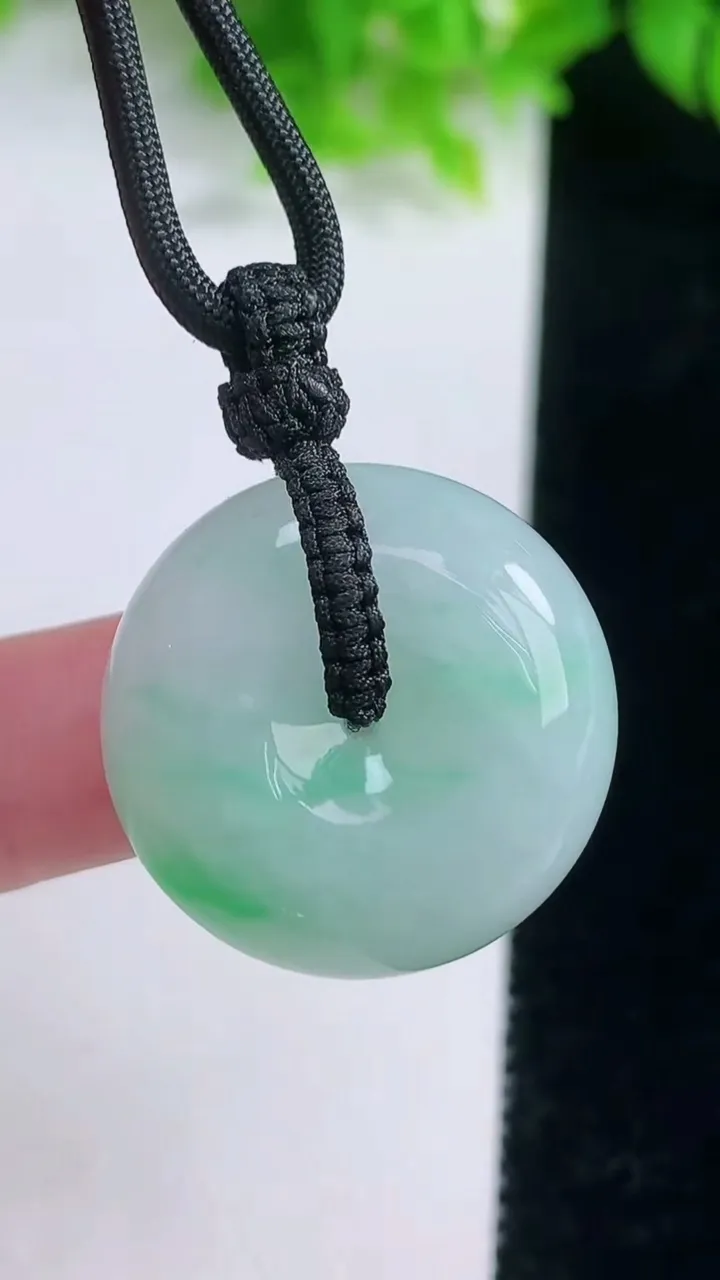 天然A货翡翠平安扣吊坠，尺寸24.6-11.3，重量:18.07g
1月19日