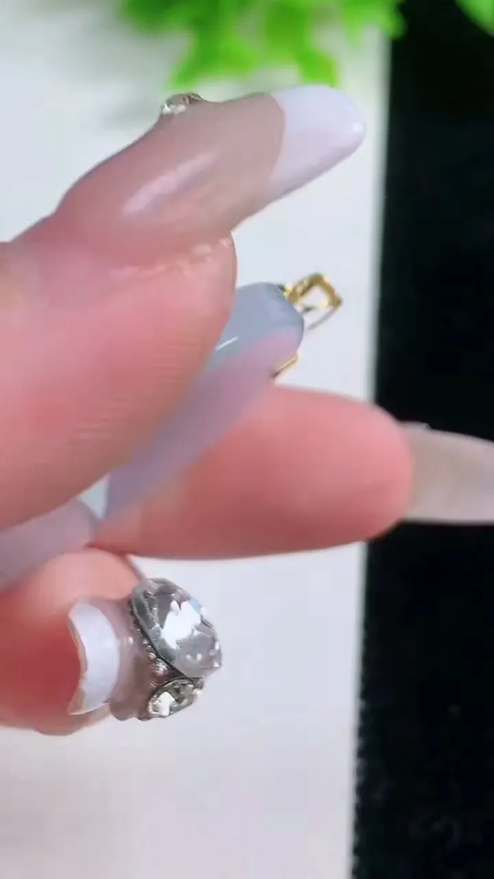 天然A货翡翠18K金春带彩紫罗兰无事牌吊坠，尺寸30.3-3.6，重量:10.00g
1月19日