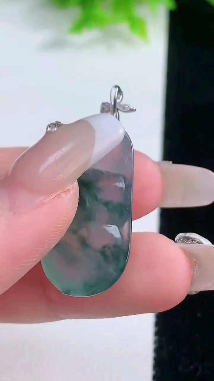 天然A货翡翠种飘花福豆吊坠，尺寸28.4-15-4.9，重量:4.02g
1月19日