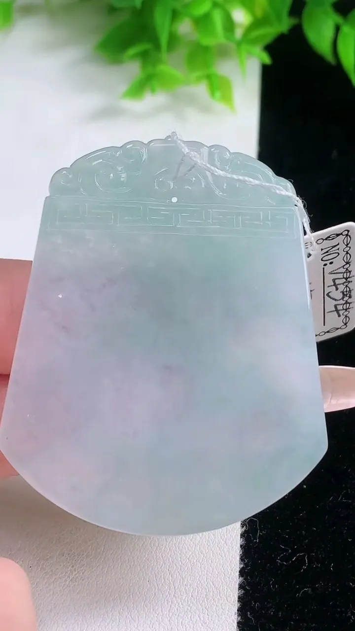 天然A货翡翠仿古无事牌吊坠，尺寸55.6-46.5-4，重量:25.41g
1月19日