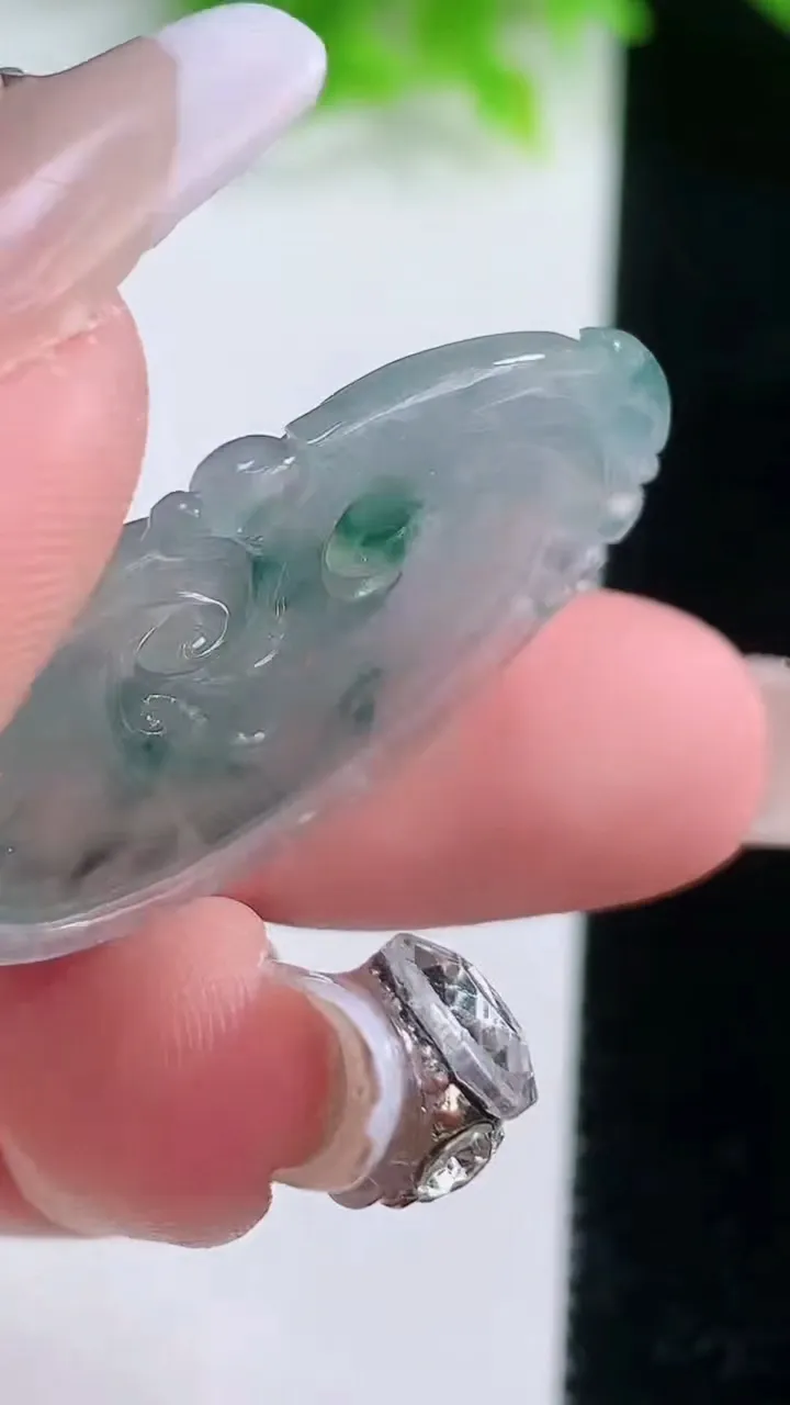 天然A货翡翠冰种飘花如意吊坠，尺寸34-20.6-5.4，重量:7.01g
1月19日