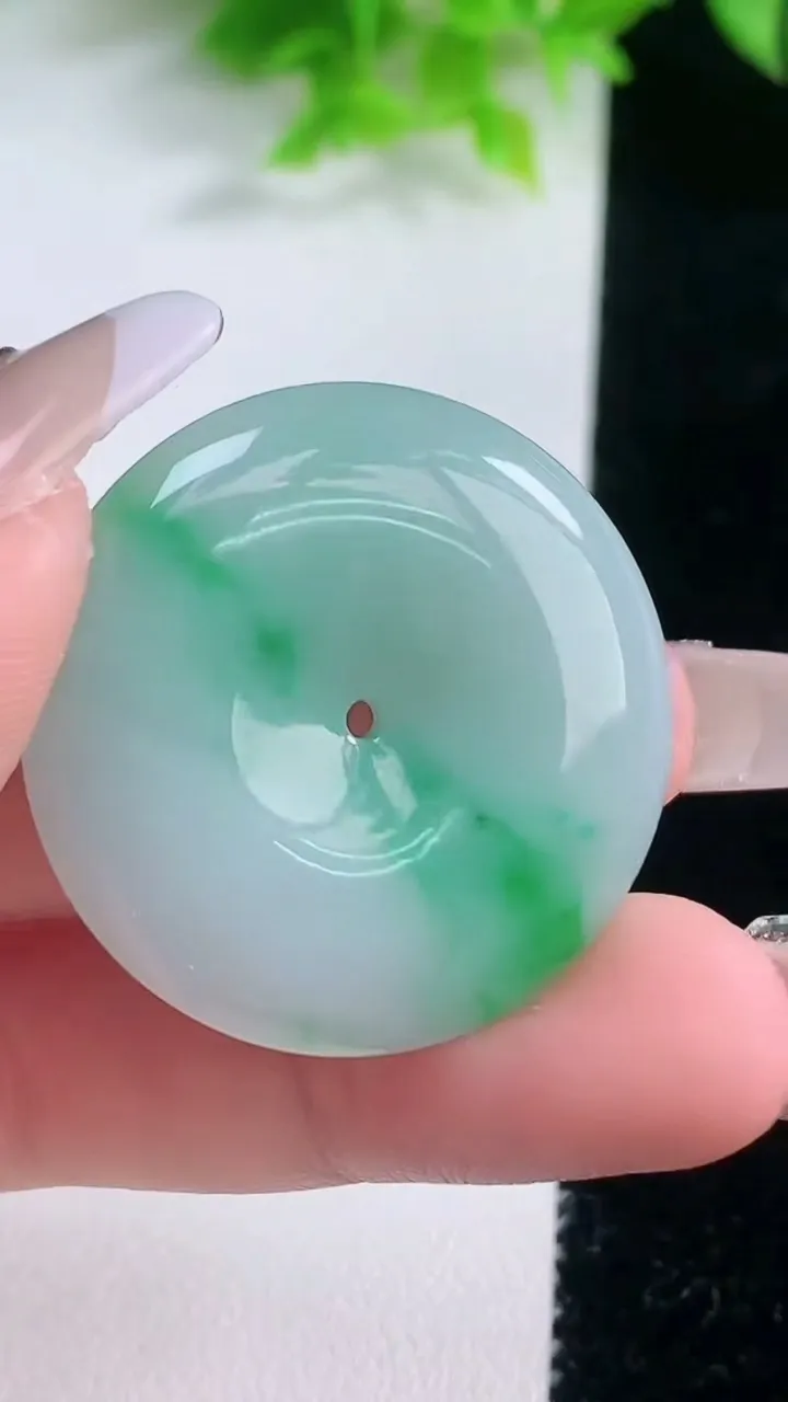 天然A货翡翠平安扣吊坠，尺寸31.2-5.5，重量:13.00g
1月19日