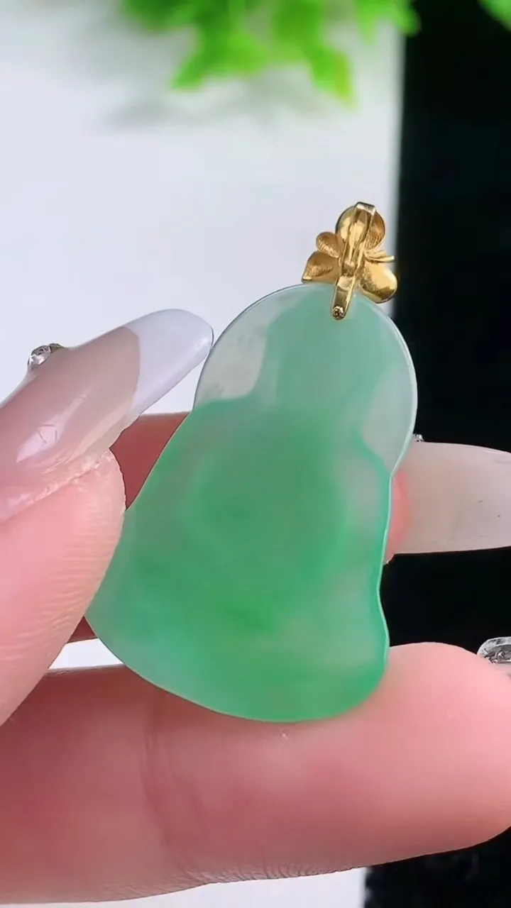 天然A货翡翠观音菩萨吊坠，尺寸27.8-20.6-2.9，重量:3.34g
1月19日