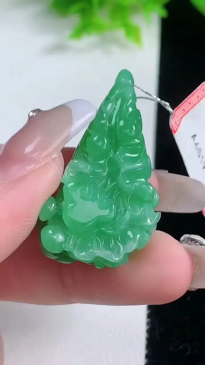 天然A货翡翠白菜吊坠，尺寸37.8-21.3-9.7，重量:11.42g
1月19日