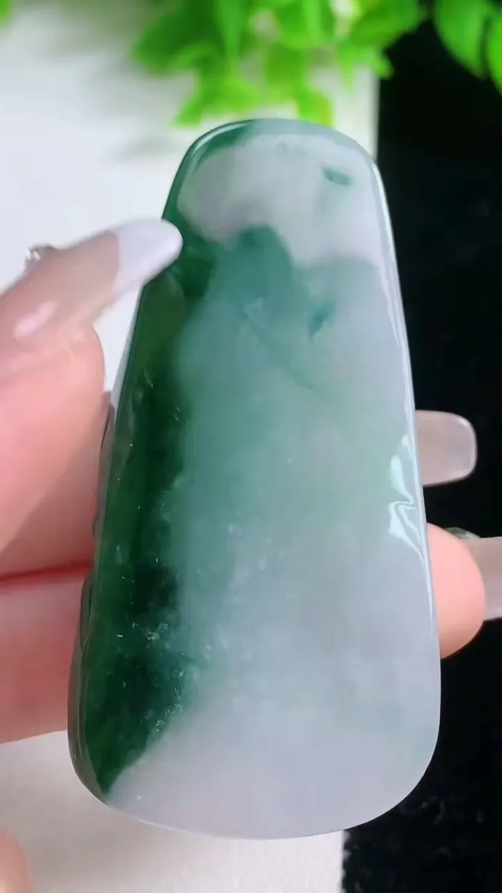 天然A货翡翠逍遥佛吊坠，尺寸61.8-31.5-9，重量:34.69g
1月19日