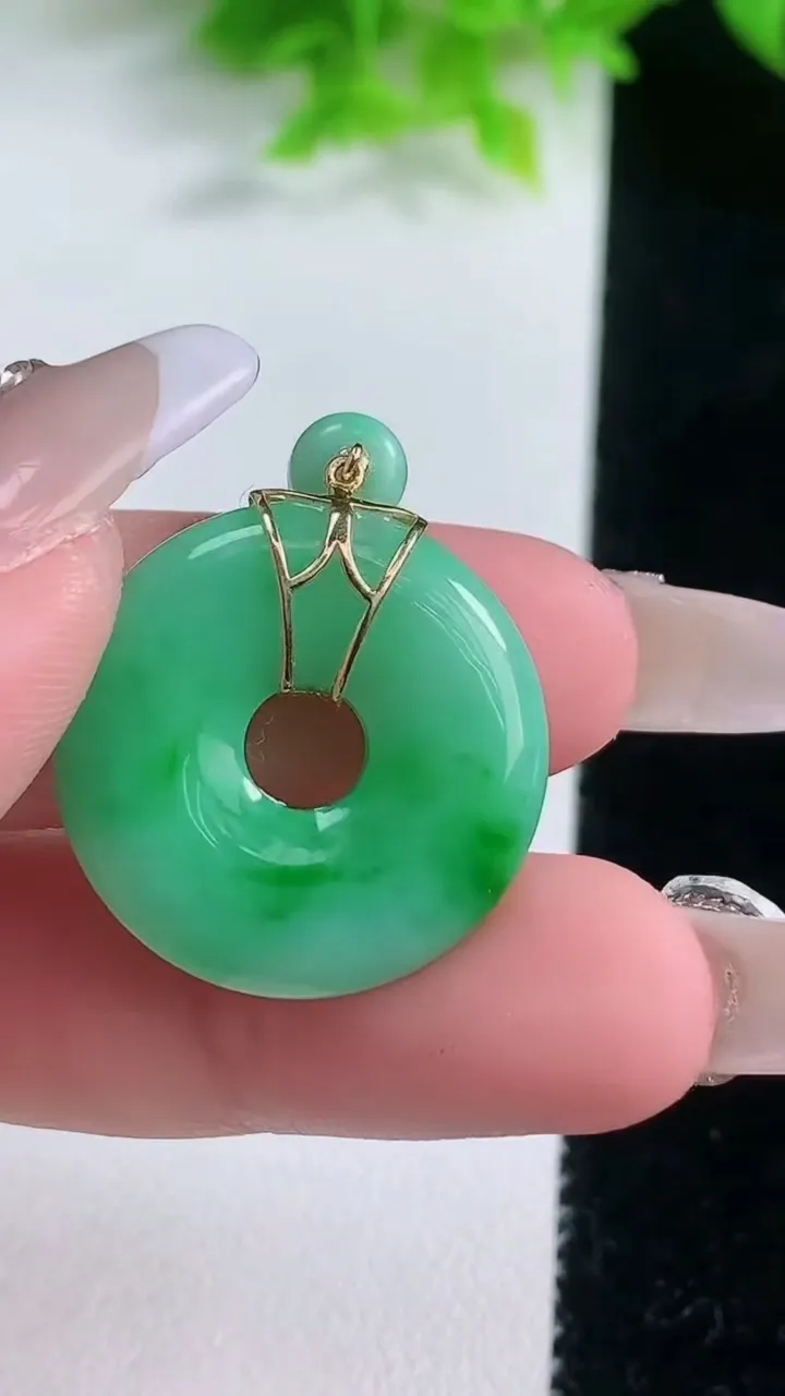 天然A货翡翠平安环吊坠，尺寸23-4，重量:5.68g
1月19日