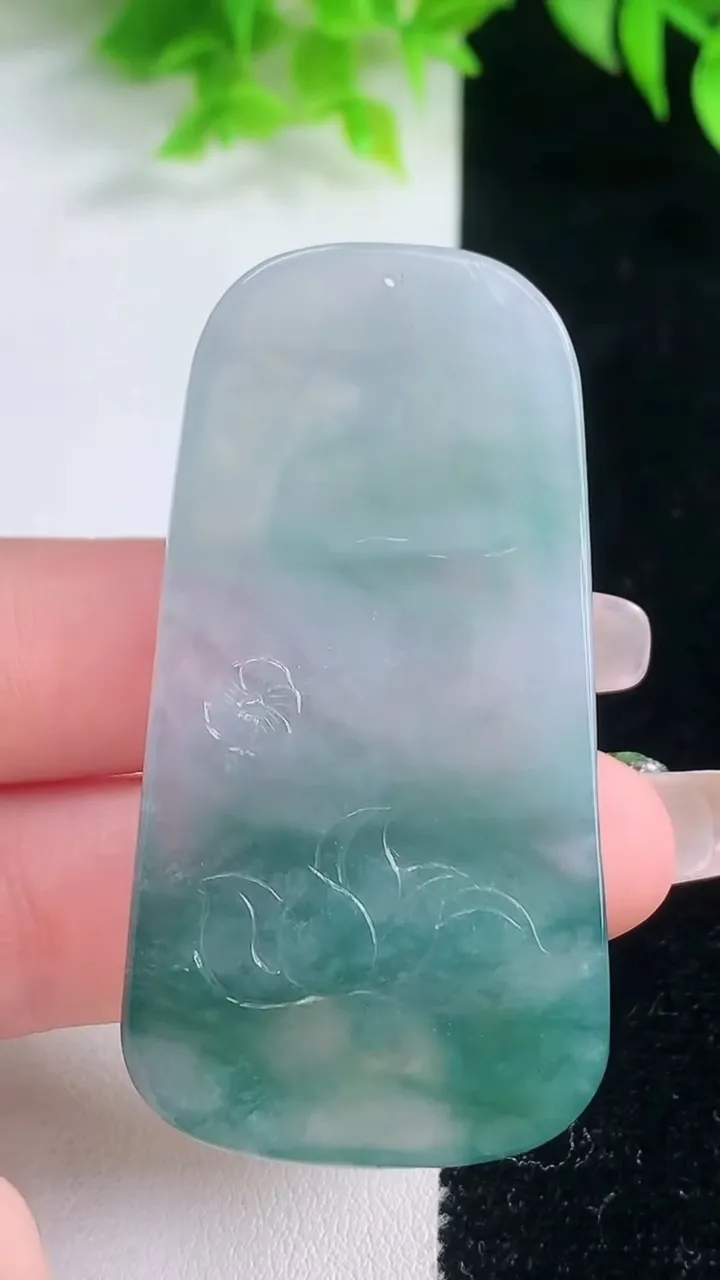 天然A货翡翠冰种飘花大日如来吊坠，尺寸28.3-5.2，重量:25.38g
1月19日