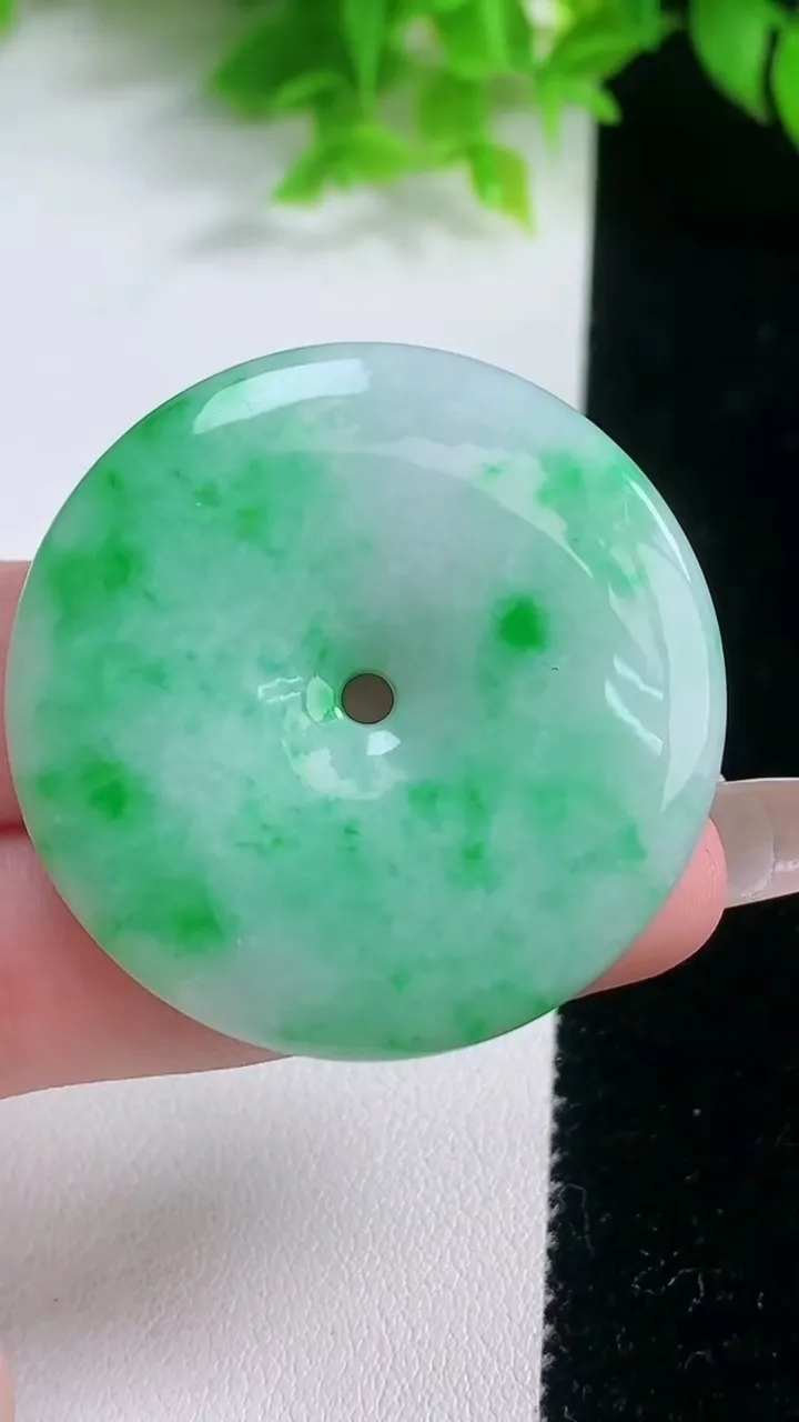 天然A货翡翠平安扣吊坠，尺寸40-6.6，重量:23.80g
1月19日