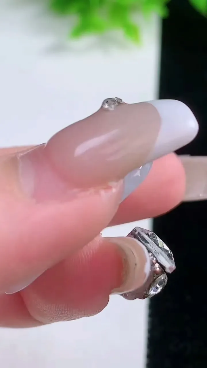 天然A货翡翠种白冰生肖鸡吊坠，尺寸29.2-20.7-4.2，重量:5.15g
1月19日