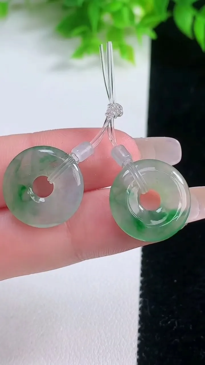 天然A货翡翠平安环吊坠一对，尺寸17-2.9，重量:4.30g
1月19日