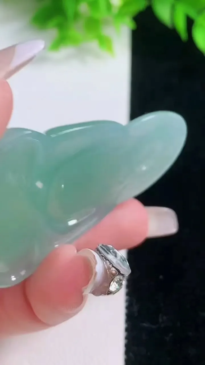 天然A货翡翠观音菩萨吊坠，尺寸58-38.2-5.8，重量:22.66g
1月19日