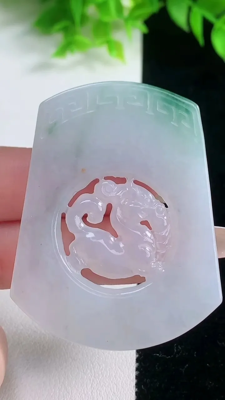 天然A货翡翠飘花龙牌吊坠，尺寸55-41-3.1，重量:21.30g
1月19日