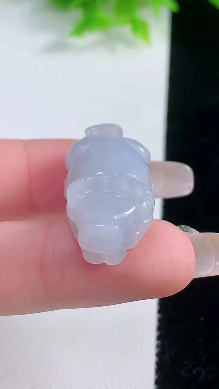 天然A货翡翠紫罗兰生肖牛吊坠，尺寸30.5-15.8-9.2，重量:8.85g
1月19日