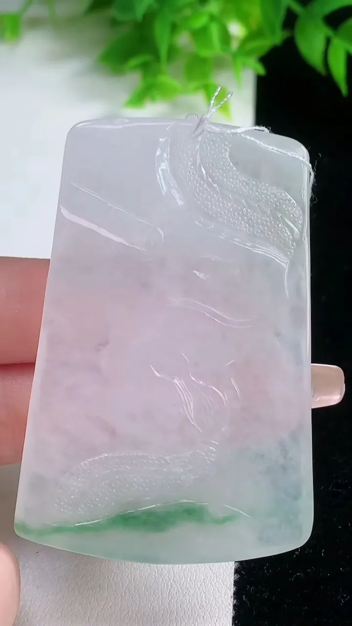 天然A货翡翠冰种飘花祥龙不动明王吊坠，尺寸64.2-41.8-5.2，重量:33.66g
1月19日