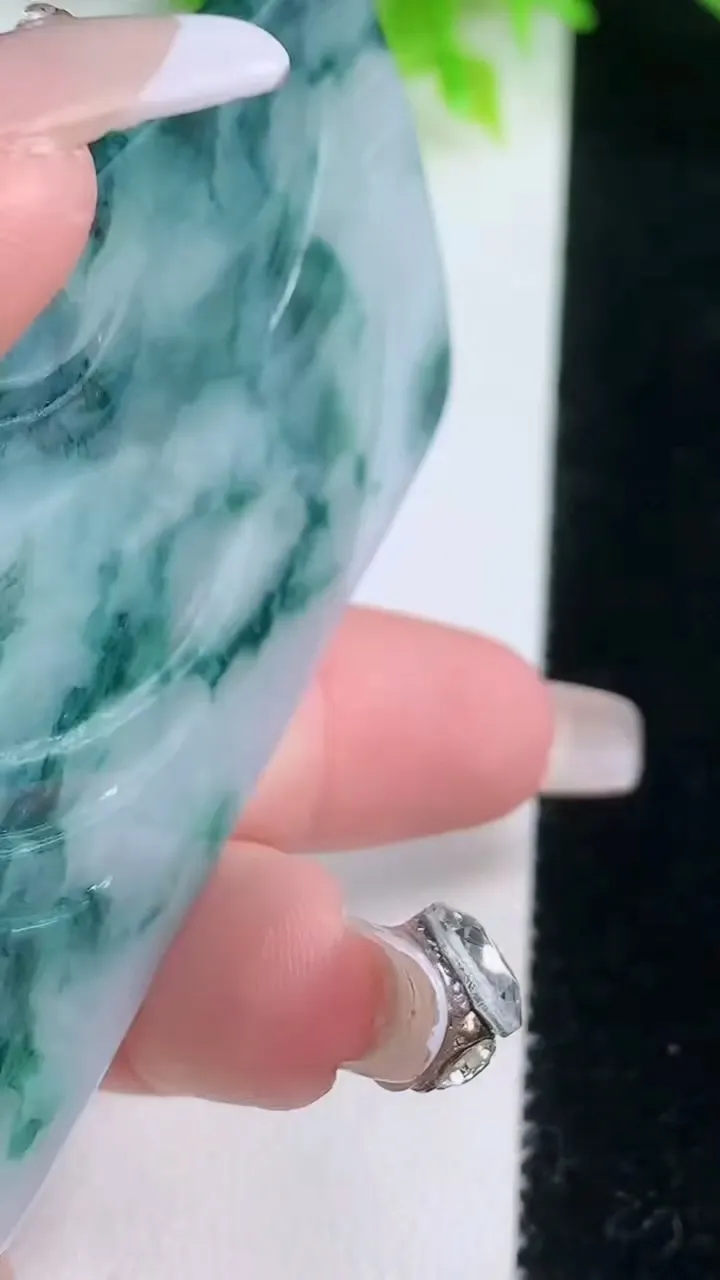 天然A货翡翠飘花御龙观音菩萨吊坠，尺寸72-43.7-4.3，重量:39.30g
1月19日