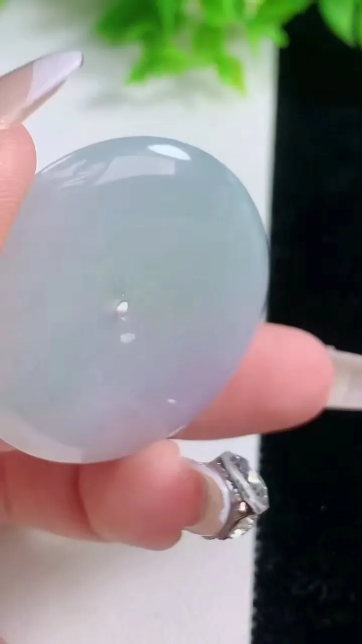 天然A货翡翠平安扣吊坠，尺寸38.6-6，重量:18.30g
1月19日