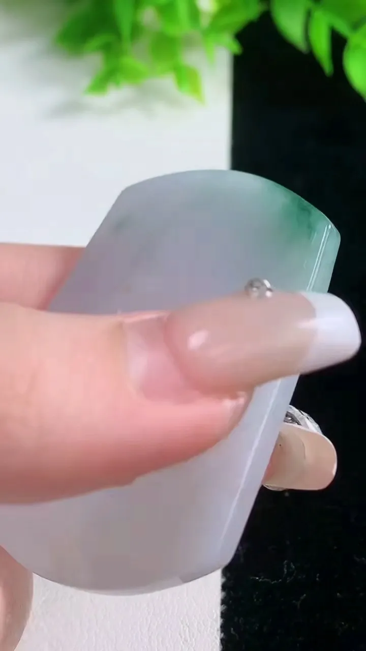 天然A货翡翠飘花龙牌吊坠，尺寸55-41-3.1，重量:21.30g
1月19日