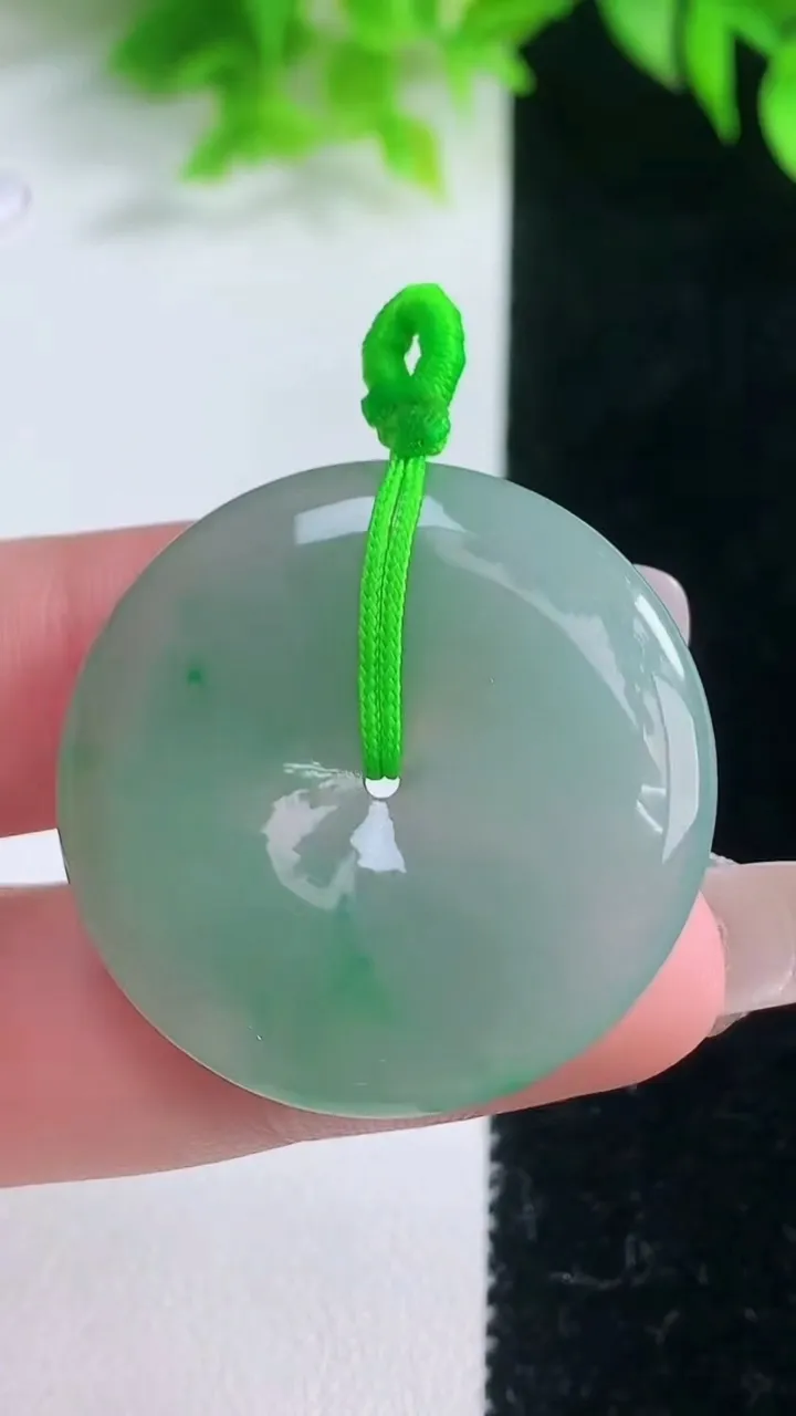 天然A货翡翠平安扣吊坠，尺寸32.7-5.7，重量:13.28g
1月19日