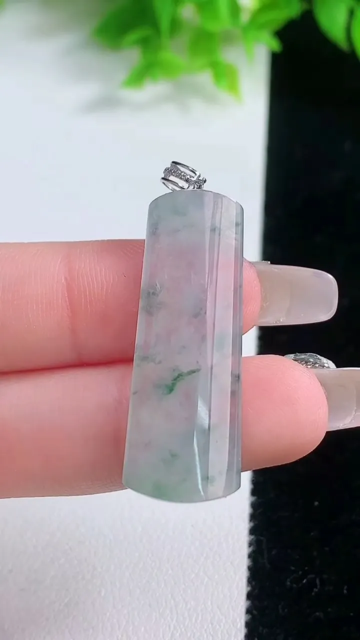 天然A货翡翠种飘花无事牌吊坠，尺寸36-12.4-4，重量:4.76g
1月19日