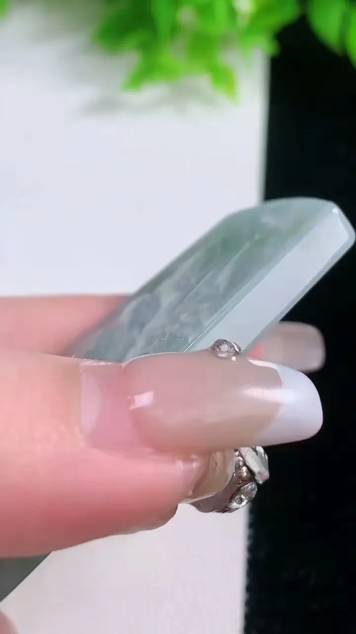 天然A货翡翠牌吊坠，尺寸59-38.3-5.4，重量:32.05g
1月19日