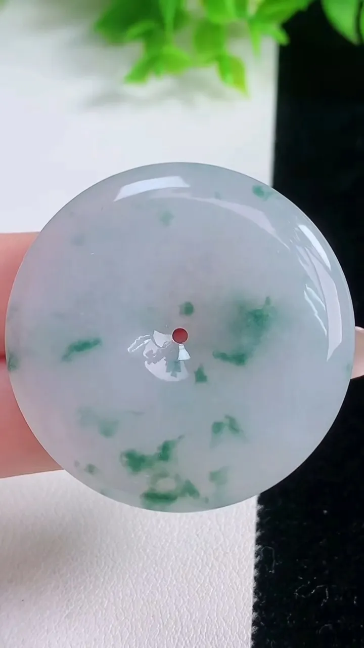 天然A货翡翠冰种飘花平安扣吊坠，尺寸42-5.6，重量:22.48g
1月19日