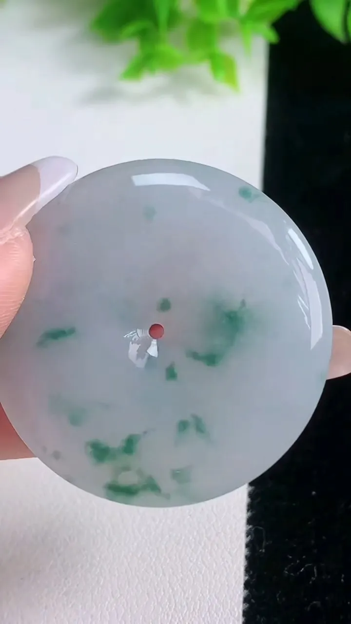 天然A货翡翠冰种飘花平安扣吊坠，尺寸42-5.6，重量:22.48g
1月19日