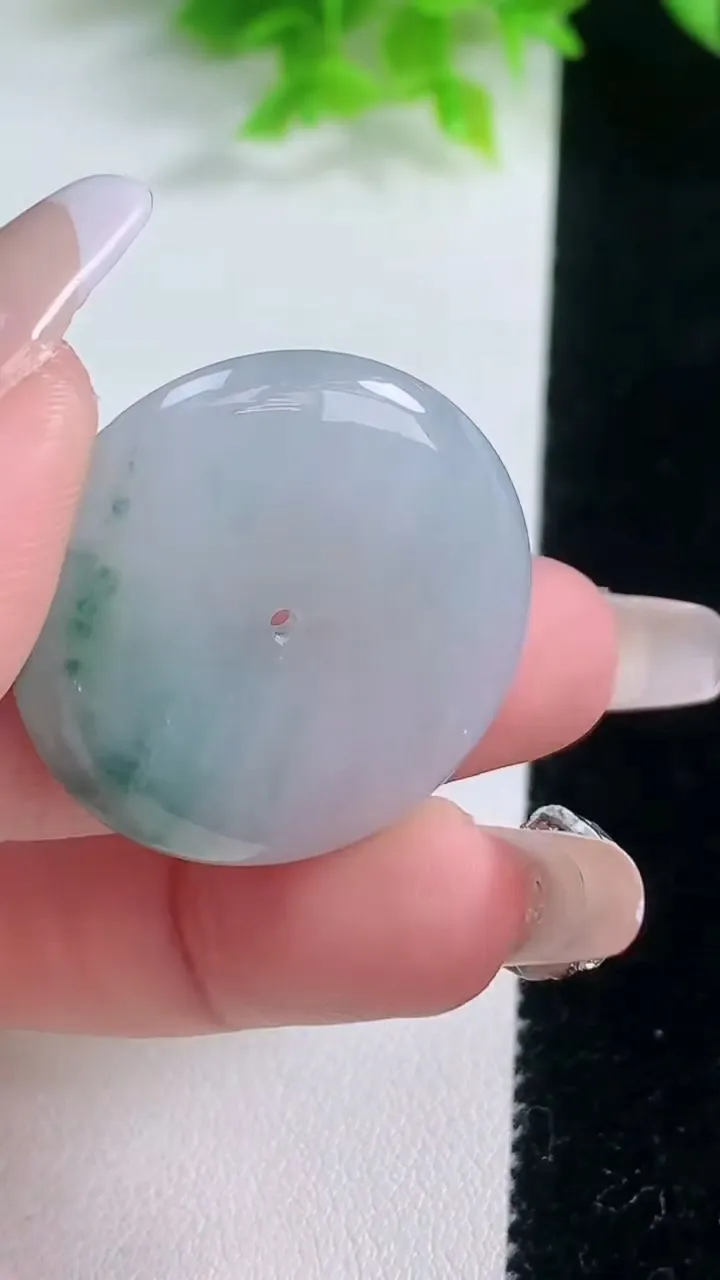 天然A货翡翠飘花平安扣吊坠，尺寸30.2-5.4，重量:11.19g
1月19日