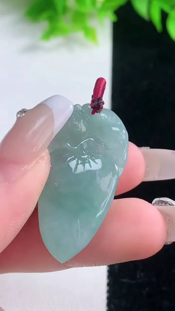 天然A货翡翠寿桃吊坠，尺寸34.7-18.4-7.6，重量:8.31g
1月19日