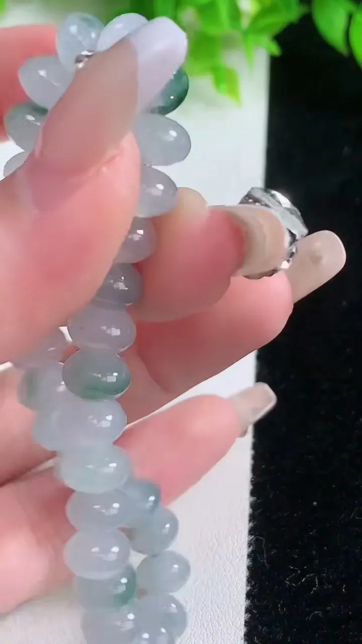 天然A货翡翠种飘花算盘珠手串，尺寸7.8-5.3-32颗，重量:20.04g1月19日
工厂直销收藏佳品,种好水足，色泽均匀，有种有色，上手高大气！