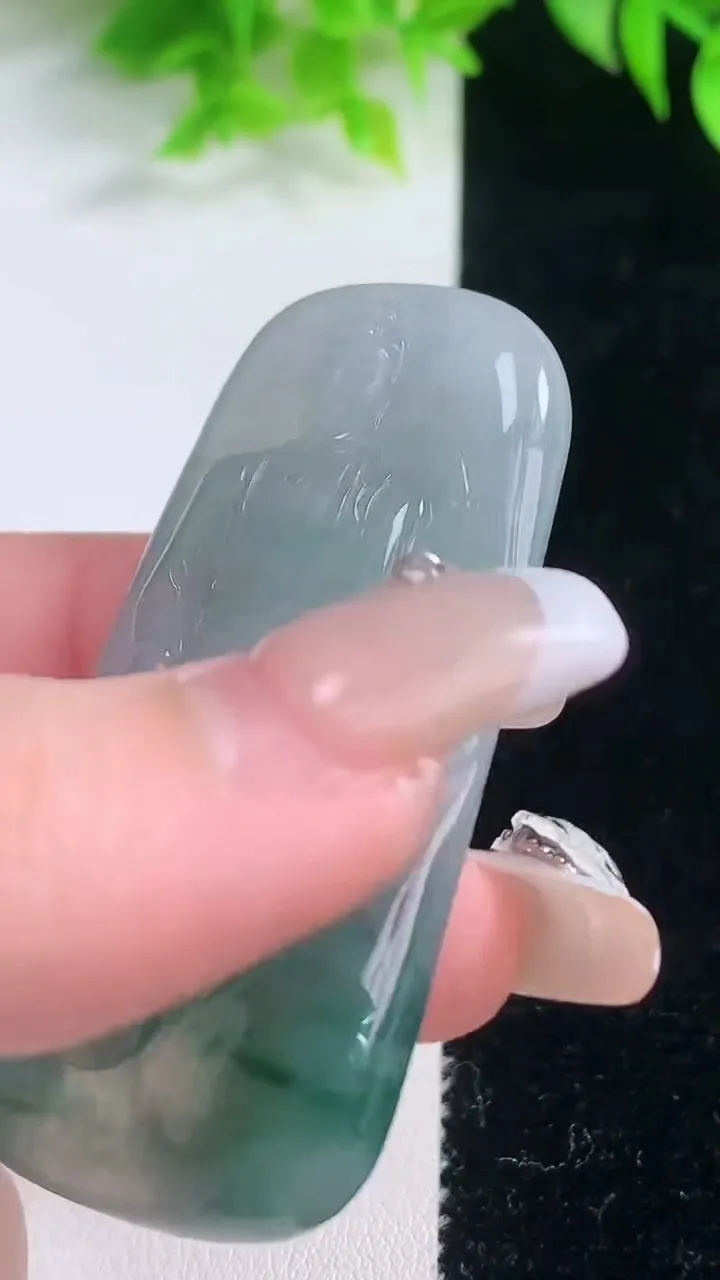 天然A货翡翠冰种飘花大日如来吊坠，尺寸28.3-5.2，重量:25.38g
1月19日