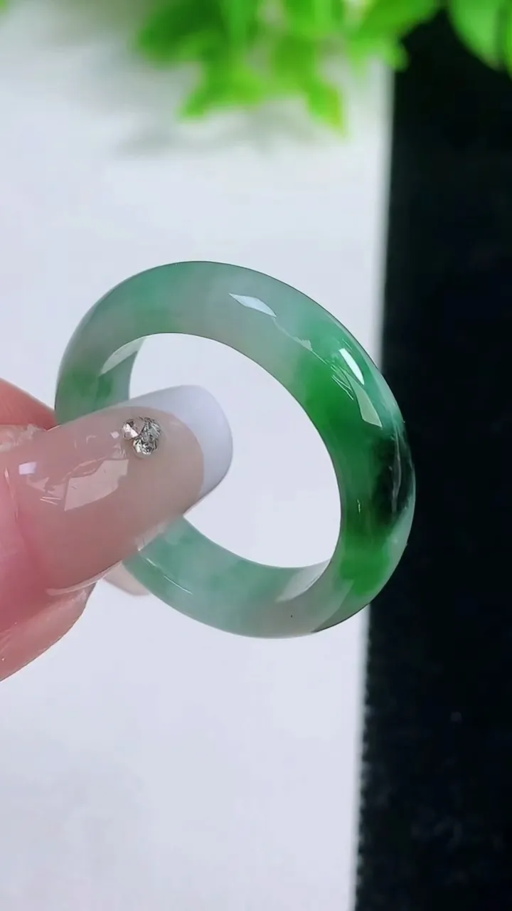 天然A货翡翠指环戒指，尺寸20.4-5.4-3.6，重量:4.87g2026年1月19日
工厂直销收藏佳品,种好水足，色泽均匀，有种有色，上手高大气！