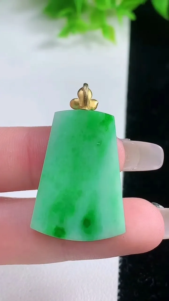 天然A货翡翠无事牌吊坠，尺寸29.8-21.3-2.6，重量:5.12g
1月19日