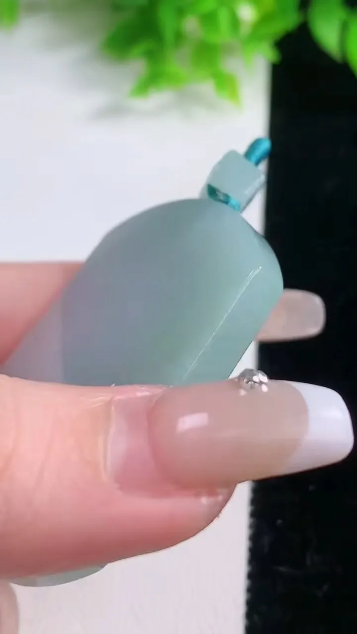 天然A货翡翠无事牌吊坠，尺寸52-38.8-5.5，重量:34.06g
1月19日