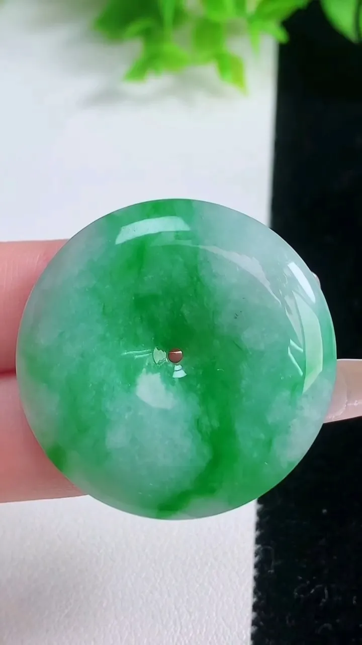 天然A货翡翠平安扣吊坠，尺寸36-6，重量:16.00g
1月19日