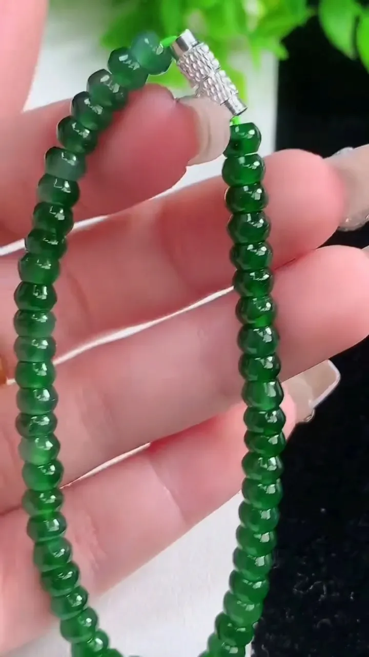 天然A货翡翠算盘珠手串，尺寸5.4-4.3-51颗，重量:11.03g1月19日
工厂直销收藏佳品,种好水足，色泽均匀，有种有色，上手高大气！