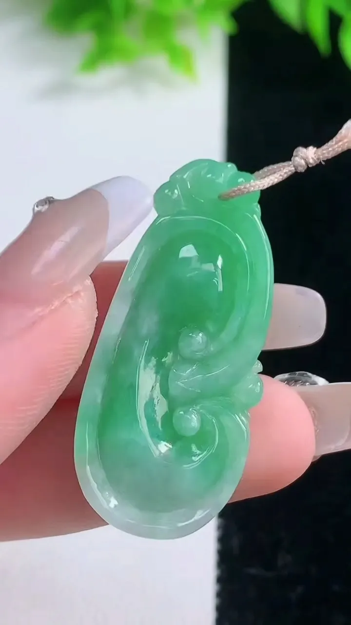 天然A货翡翠如意吊坠，尺寸39.6-17.5-6，重量:7.17g
1月19日