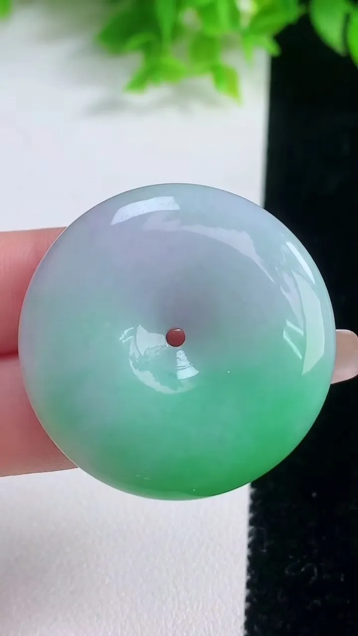 天然A货翡翠平安扣吊坠，尺寸37-8，重量:23.66g
1月19日