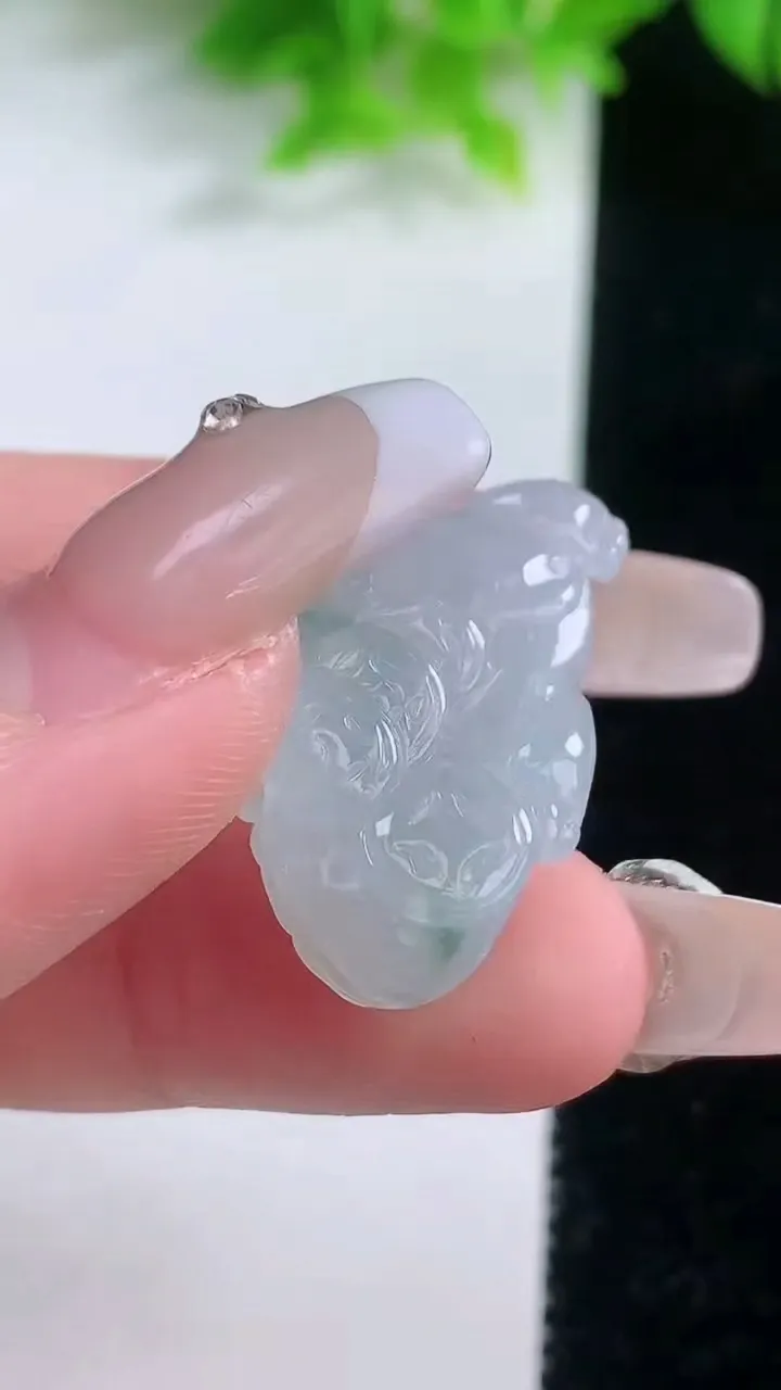 天然A货翡翠冰种飘花金蟾吊坠，尺寸25.8-14.3-9.2，重量:6.56g
1月19日