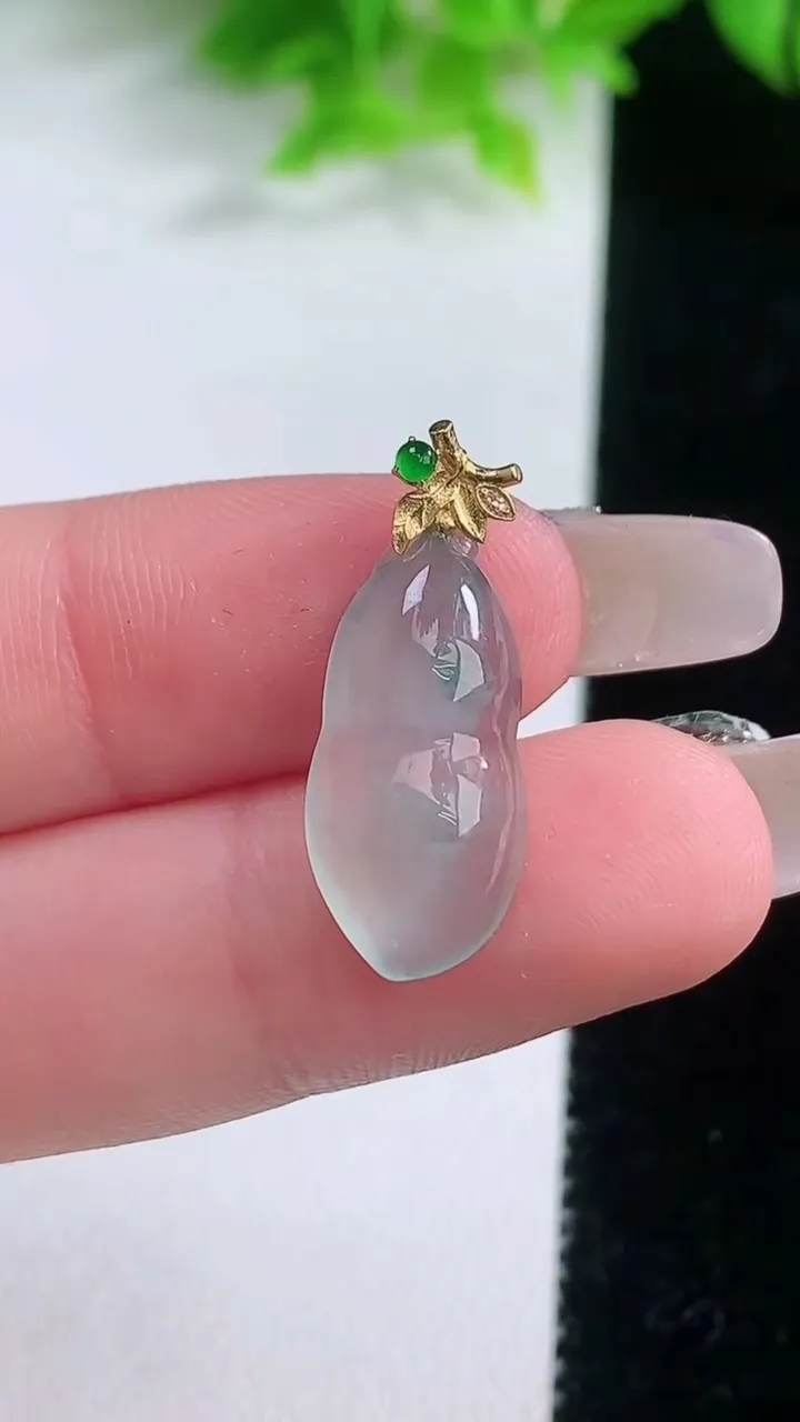 天然A货翡翠种飘花福豆吊坠，尺寸19.4-10-3.6，重量:1.44g
1月19日