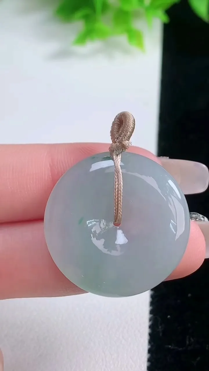 天然A货翡翠平安扣吊坠，尺寸37.8-5.3，重量:9.08g
1月19日