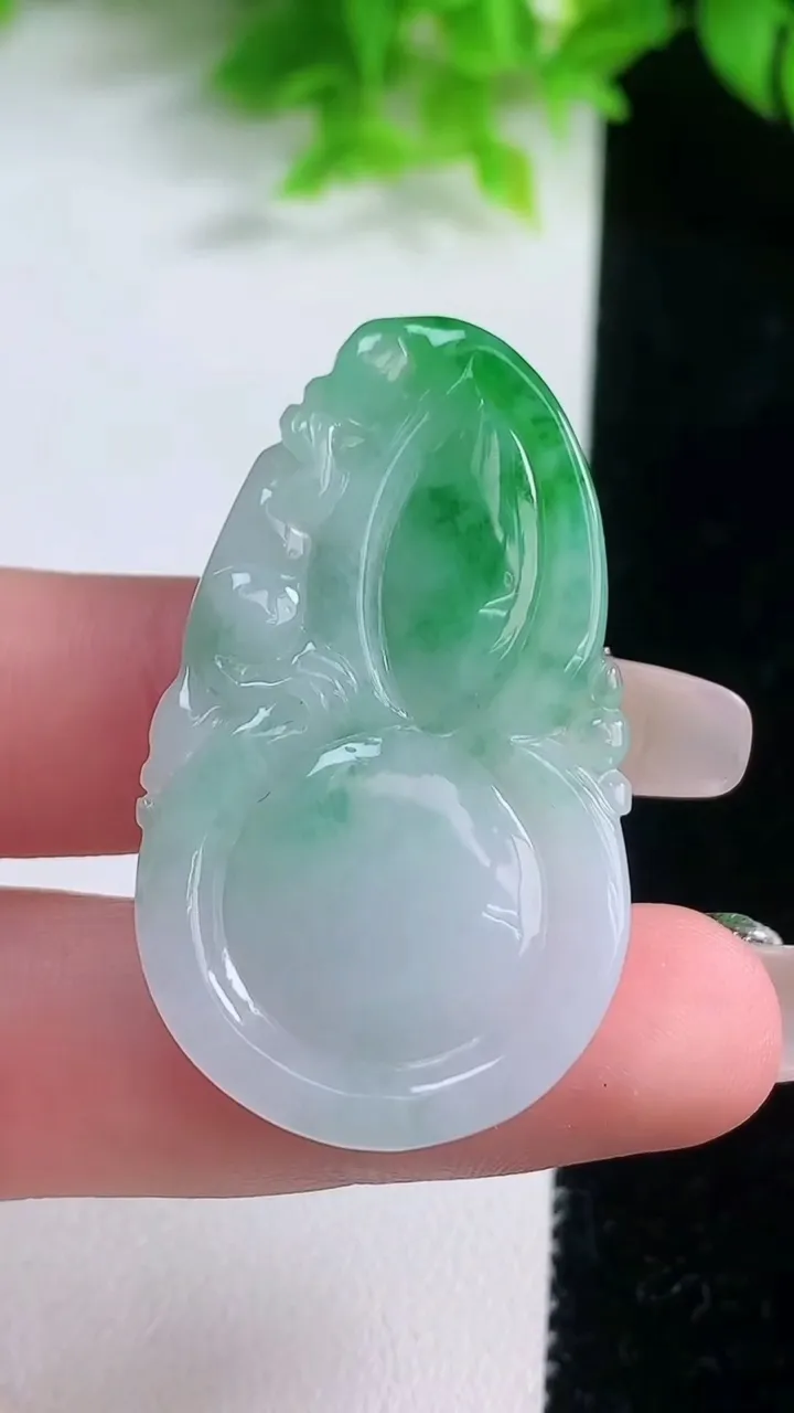 天然A货翡翠葫芦吊坠，尺寸43-25-6，重量:12.80g
1月19日