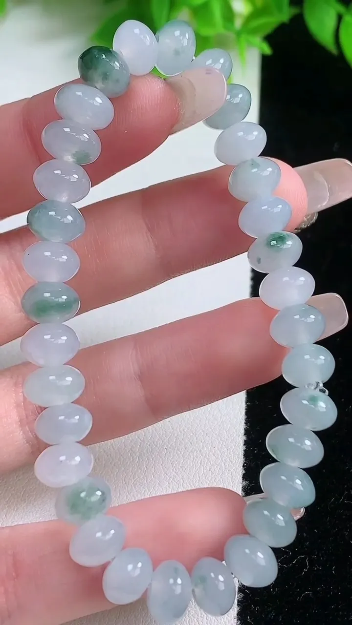 天然A货翡翠种飘花算盘珠手串，尺寸7.8-5.3-32颗，重量:20.04g1月19日
工厂直销收藏佳品,种好水足，色泽均匀，有种有色，上手高大气！