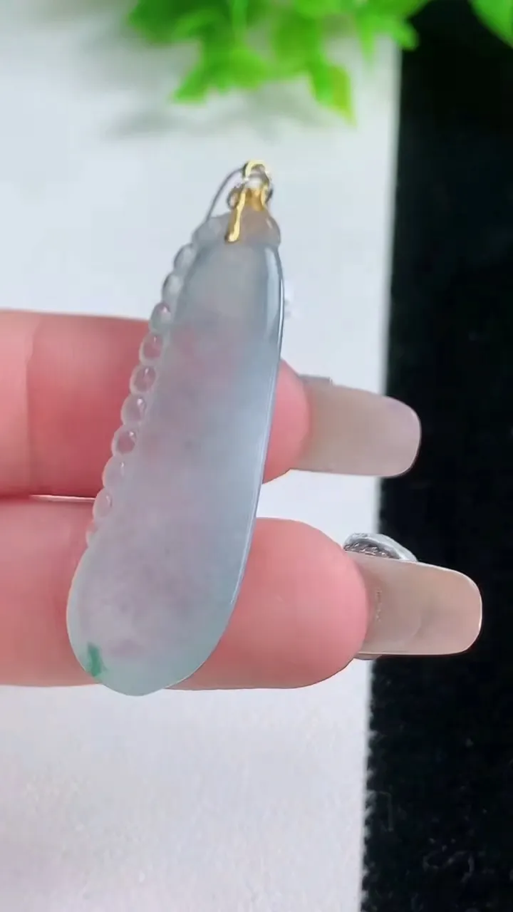 天然A货翡翠种飘花福瓜吊坠，尺寸39-14-5.5，重量:5.68g
1月19日