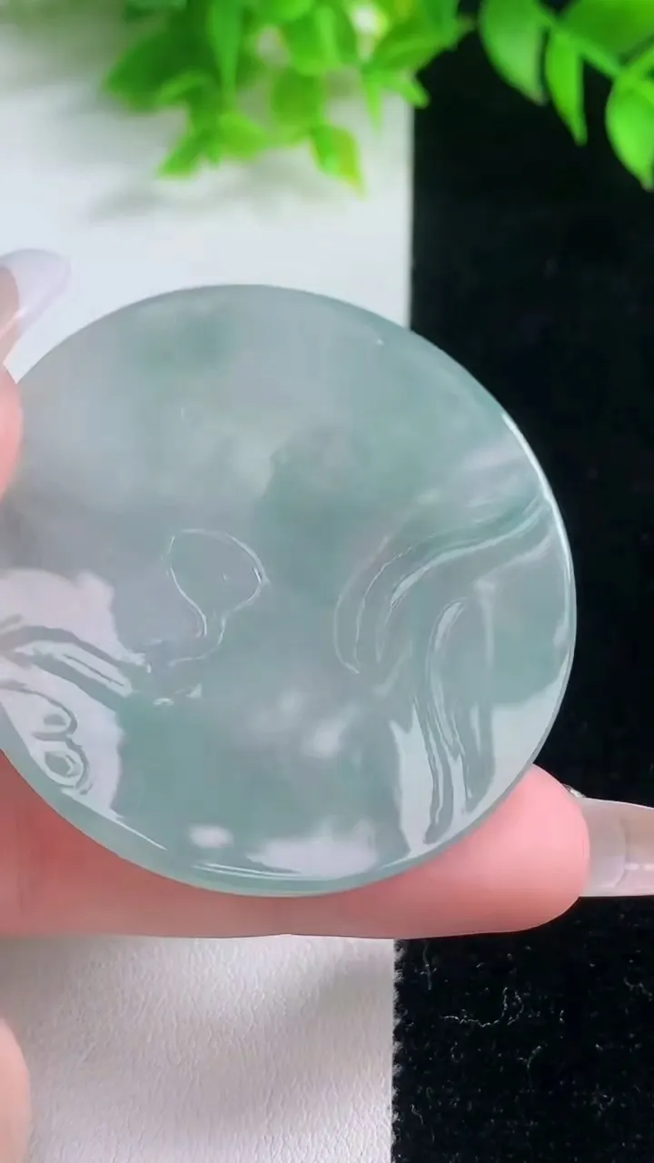 天然A货翡翠观音菩萨吊坠，尺寸48.3-4.7，重量:25.43g
1月19日